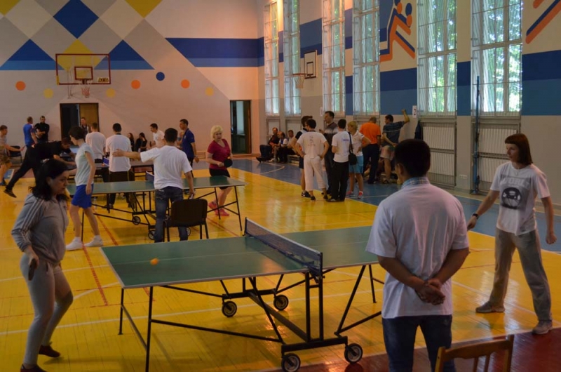 В спортивном зале Таврической академии собрались любители настольного тенниса